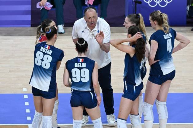 (240729) -- PARIS, July 29, 2024 -- Head coach Emile Rousseaux (C) of France talks with players during the women s volleyball preliminary round pool A match between Serbia and France at Paris 2024 Olympic Games, Olympische Spiele, Olympia, OS in Paris, France, July 29, 2024. ) (PARIS2024) FRANCE-PARIS-OLY-VOLLEYBALL JuxHuanzong 