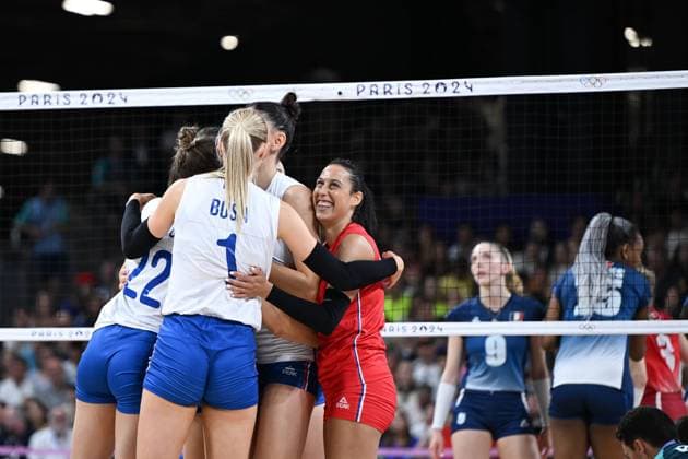 (240729) -- PARIS, July 29, 2024 -- Players of team Serbia celebrate scoring during the women s volleyball preliminary round pool A match between Serbia and France at Paris 2024 Olympic Games, Olympische Spiele, Olympia, OS in Paris, France, July 29, 2024. ) (PARIS2024) FRANCE-PARIS-OLY-VOLLEYBALL JuxHuanzong 