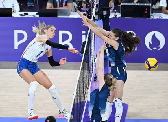 (240729) -- PARIS, July 29, 2024 -- Bianka Busa (L) of Serbia spikes the ball during the women s volleyball preliminary round pool A match between Serbia and France at Paris 2024 Olympic Games, Olympische Spiele, Olympia, OS in Paris, France, July 29, 2024. ) (PARIS2024) FRANCE-PARIS-OLY-VOLLEYBALL JuxHuanzong 