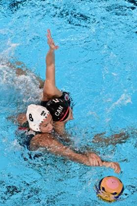 Paris 2024, Wasserball, Frauen, Ungarn - Kanada (240729) -- PARIS, July 29, 2024 -- Rita Keszthelyi of Hungary (L) vies with Marilia Mimides of Canada during the women s preliminary round group A match of Water polo, Wasserball between Hungary and Canada at the Paris 2024 Olympic Games, Olympische Spiele, Olympia, OS in Paris, France, July 29, 2024. Chen Yichen) (PARIS2024)FRANCE-PARIS-OLY-WATER POLO chenyichen