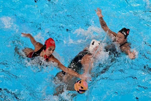 Paris 2024, Wasserball, Frauen, Ungarn - Kanada (240729) -- PARIS, July 29, 2024 -- Jessica Gaudreault of Canada (L) tries to make a save during the women s preliminary round group A match of Water polo, Wasserball between Hungary and Canada at the Paris 2024 Olympic Games, Olympische Spiele, Olympia, OS in Paris, France, July 29, 2024. Chen Yichen) (PARIS2024)FRANCE-PARIS-OLY-WATER POLO chenyichen