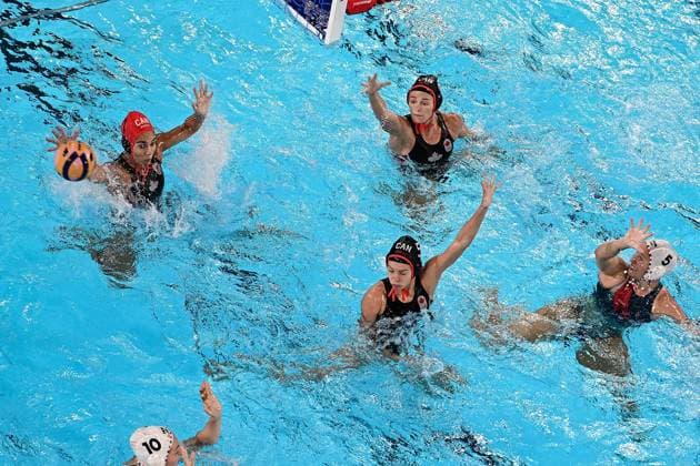 Paris 2024, Wasserball, Frauen, Ungarn - Kanada (240729) -- PARIS, July 29, 2024 -- Jessica Gaudreault of Canada (L, top) fails to make a save during the women s preliminary round group A match of Water polo, Wasserball between Hungary and Canada at the Paris 2024 Olympic Games, Olympische Spiele, Olympia, OS in Paris, France, July 29, 2024. Chen Yichen) (PARIS2024)FRANCE-PARIS-OLY-WATER POLO chenyichen