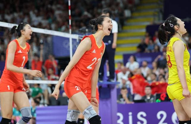 (240729) -- PARIS, July 29, 2024 -- Wu Mengjie (C) of China celebrates scoring during the women s volleyball preliminary round pool A match between China and the United States at Paris 2024 Olympic Games, Olympische Spiele, Olympia, OS in Paris, France, July 29, 2024. Li Gang) (PARIS2024) FRANCE-PARIS-OLY-VOLLEYBALL ligang 