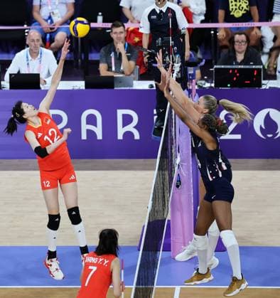(240729) -- PARIS, July 29, 2024 -- Li Yingying (L) of China spikes the ball during the women s volleyball preliminary round pool A match between China and the United States at Paris 2024 Olympic Games, Olympische Spiele, Olympia, OS in Paris, France, July 29, 2024. Li Gang) (PARIS2024) FRANCE-PARIS-OLY-VOLLEYBALL ligang 
