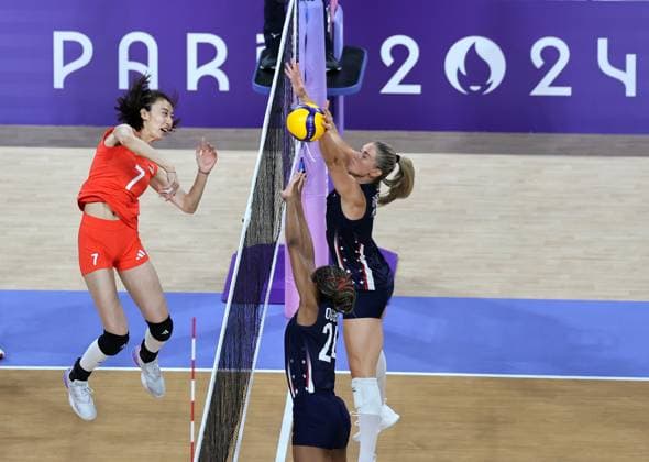 (240729) -- PARIS, July 29, 2024 -- Wang Yuanyuan (L) of China spikes the ball during the women s volleyball preliminary round pool A match between China and the United States at Paris 2024 Olympic Games, Olympische Spiele, Olympia, OS in Paris, France, July 29, 2024. ) (PARIS2024) FRANCE-PARIS-OLY-VOLLEYBALL LixGang 