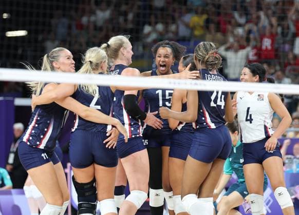 (240729) -- PARIS, July 29, 2024 -- Players of the United States celebrate scoring during the women s volleyball preliminary round pool A match between China and the United States at Paris 2024 Olympic Games, Olympische Spiele, Olympia, OS in Paris, France, July 29, 2024. Li Gang) (PARIS2024) FRANCE-PARIS-OLY-VOLLEYBALL ligang 