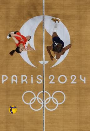 (240729) -- PARIS, July 29, 2024 -- Diao Linyu (L) of China competes with Chiaka Ogbogu of the United States during the women s volleyball preliminary round pool A match between China and the United States at Paris 2024 Olympic Games, Olympische Spiele, Olympia, OS in Paris, France, July 29, 2024. Guo Yu) (PARIS2024) FRANCE-PARIS-OLY-VOLLEYBALL guoyu 