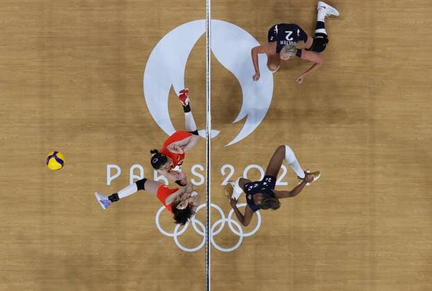 (240729) -- PARIS, July 29, 2024 -- Wang Yuanyuan (bottom L) and Li Yingying (top L) of China compete with Jordyn Poulter (top R) and Chiaka Ogbogu of the United States during the women s volleyball preliminary round pool A match between China and the United States at Paris 2024 Olympic Games, Olympische Spiele, Olympia, OS in Paris, France, July 29, 2024. Chen Yichen) (PARIS2024) FRANCE-PARIS-OLY-VOLLEYBALL chenyichen 