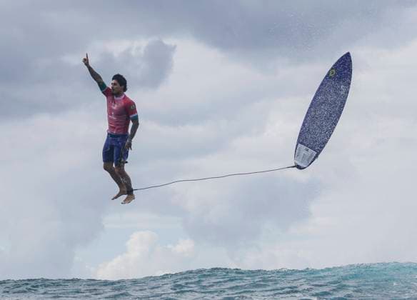 Bilder des Jahres 2024, Sport 08 August Sport Themen der Woche KW31 (240730) -- TAHITI, July 30, 2024 -- Gabriel Medina of Brazil competes during the men s round 3 heat of surfing of the Paris 2024 Olympic Games, Olympische Spiele, Olympia, OS in Teahupo o, Tahiti, French Polynesia, on July 29, 2024. Ma Ping) (PARIS2024)FRENCH POLYNESIA-TAHITI-OLY-SURFING maping 