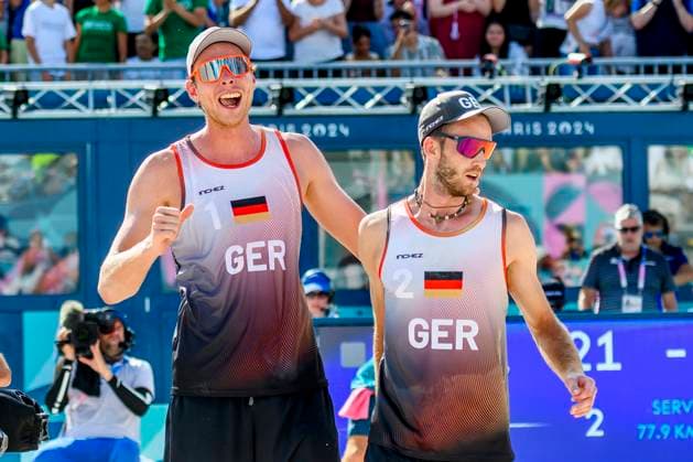 FRA, Summer Olympics Paris 2024, Beach Volleyball , Preliminary Round Group C, Match 3, Ehlers Wickler GER vs Bassereau Lyneel FRA 30 07 2024, Champ de Mars, Paris, FRA, Summer Olympics Paris 2024, Beach Volleyball , Preliminary Round Group C, Match 3, Ehlers Wickler GER vs Bassereau Lyneel FRA , pictured cheering for Wickler Clemens GER and Ehlers Nils GER nordphotoxGmbHx xStraubmeier nph00004