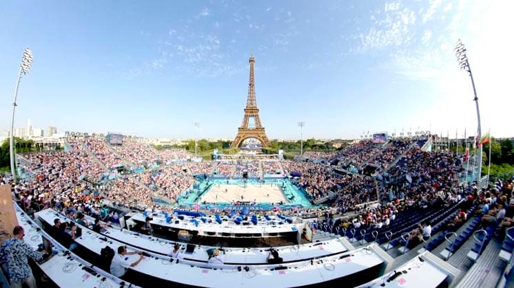 FRA, Summer Olympics Paris 2024, Beach Volleyball , Preliminary Round Group C, Match 3, Ehlers Wickler GER vs Bassereau Lyneel FRA 30 07 2024, Champ de Mars, Paris, FRA, Summer Olympics Paris 2024, Beach Volleyball , Preliminary Round Group C, Match 3, Ehlers Wickler GER vs Bassereau Lyneel FRA , in the picture feature Beach Volleyball Stadium Overview with the Eiffel Tower nordphotoxGmbHx xStraubmeier nph00004