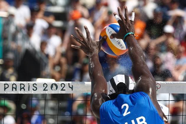 Sport Bilder des Tages FRANCE, PARIS - JULY 30, 2024: Jorge Luis Alayo Moliner of Cuba competes in a men s Pool D - Preliminary Phase Beach volleyball, Beachvolleyball match between Brazil and Cuba at the 2024 Summer Olympic Games, Olympische Spiele, Olympia, OS by the Eiffel Tower on the Champ de Mars.  72537205