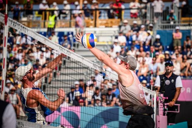 30 07 2024, Paris, Eiffel Tower Stadium Beach volleyball, Olympic Games, preliminary round Attack Julien Lyneel FRA, left block Nils Ehlers GER
