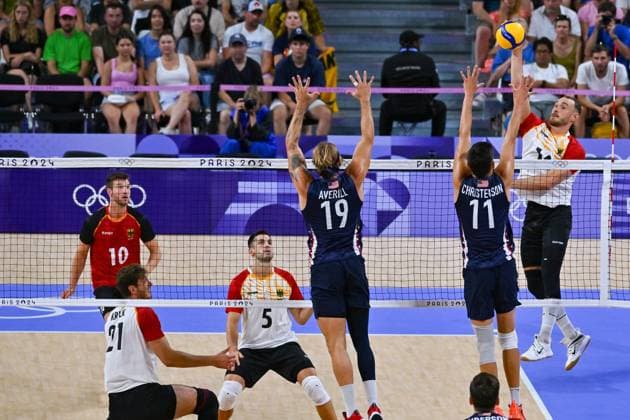 Olympic Games Volleyball GER vs USA Paris 30 07 2024 Paris 2024, Olympics, Volleyball, South Paris Arena, Men, Germany in white vs USA in blue Moritz Karlitzek vs 11 Micah Christenson and 19 Taylor Averill, Copyright: xBEAUTIFULxSPORTS TomxBlochx
