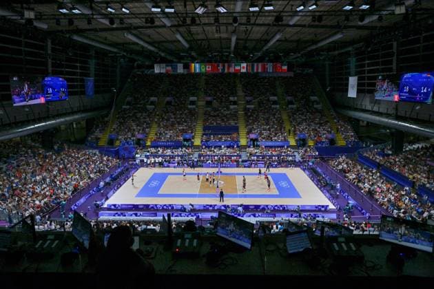 Olympic Games Volleyball GER vs USA Paris 30 07 2024 Paris 2024, Olympics, Volleyball, South Paris Arena, Men, Germany in white vs USA in blue Long shot, Spectators, Copyright: xBEAUTIFULxSPORTS TomxBlochx