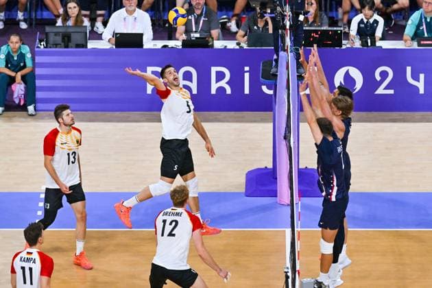 Olympic Games Volleyball GER vs USA Paris 30 07 2024 Paris 2024, Olympics, Volleyball, South Paris Arena, Men, Germany in white vs USA in blue Moritz Reichert 5 in attack against US three-man block Copyright: xBEAUTIFULxSPORTS TomxBlochx