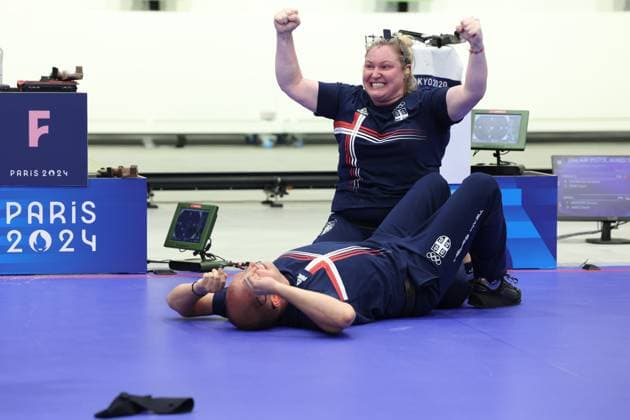 Sport Themen der Woche KW31 Sport Bilder des Tages Sportschießen, Mixed Team 10m Luftpistole, Olympiasieger Zorana Arunovic und Damir Mikec (240730) -- CHATEAUROUX, July 30, 2024 -- Zorana Arunovic (top) Damir Mikec of Serbia celebrate winning the 10m air pistol mixed team gold medal match of shooting between T¨¹rkiye and Serbia at the Paris 2024 Olympic Games, Olympische Spiele, Olympia, OS in Chateauroux, France, on July 30, 2024. ) (PARIS2024)FRANCE-CHATEAUROUX-OLY-SHOOTING ZhaoxDingzhe 