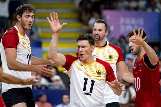 KAMPA Lukas Germany, 11 , KRICK Tobias Germany, 21 , ZENGER Julian Germany, 10 cheering on a point, FRA, Olympic Games Paris 2024, Volleyball, Men, United States of America USA vs. Germany GER , Group Stage, Pool C, 30 07 2024 FRA, Olympic Games Paris 2024, Volleyball, Men, United States of America USA vs. Germany GER , Group Stage, Pool C, 30 07 2024 Paris Copyright: xEibner-Pressefoto Memmlerx EP_MMR