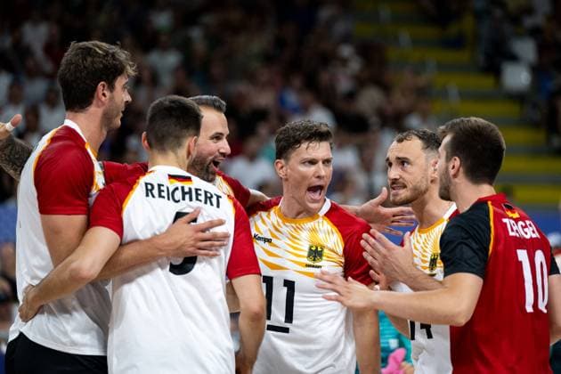 KAMPA Lukas Germany, 11 , REICHERT Moritz Germany, 05 , GROZER Gyorgy Germany, 09 , ZENGER Julian Germany, 10 cheering on a point, FRA, Olympic Games Paris 2024, Volleyball, Men, United States of America USA vs. Germany GER , Group Stage, Pool C, 30 07 2024 FRA, Olympic Games Paris 2024, Volleyball, Men, United States of America USA vs. Germany GER , Group Stage, Pool C, 30 07 2024 Paris Copyright: xEibner-Pressefoto Memmlerx EP_MMR