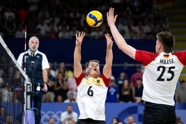 TILLE Johannes Germany, 06 on the ball, preceded by MAASE Lukas Germany, 25 , FRA, Olympic Games Paris 2024, Volleyball, Men, United States of America USA vs. Germany GER , Group Stage, Pool C, 30 07 2024 FRA, Olympic Games Paris 2024, Volleyball, Men, United States of America USA vs. Germany GER , Group Stage, Pool C, 30 07 2024 Paris Copyright: xEibner-Pressefoto Memmlerx EP_MMR