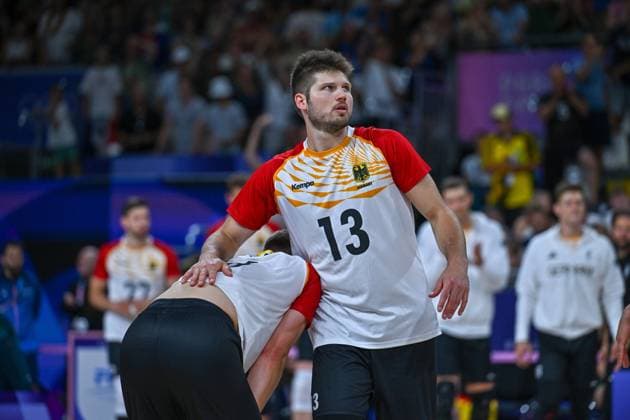 Olympic Games Volleyball GER vs USA Paris 30 07 2024 Paris 2024, Olympics, Volleyball, South Paris Arena, Men, Germany in white vs USA in blue 13 Ruben Schott comforts Johannes Tille left, who missed the serve to match point USA, Copyright: xBEAUTIFULxSPORTS TomxBlochx