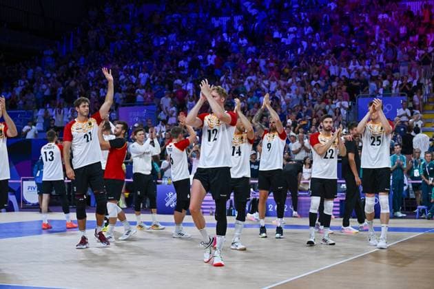 Olympic Games Volleyball GER vs USA Paris 30 07 2024 Paris 2024, Olympics, Volleyball, South Paris Arena, Men, Germany in white vs USA in blue Team Germany disappointed after the narrow defeat, 21 Tobias Krick, 12 Anton Brehme, 22 Tobias Brand, Copyright: xBEAUTIFULxSPORTS TomxBlochx
