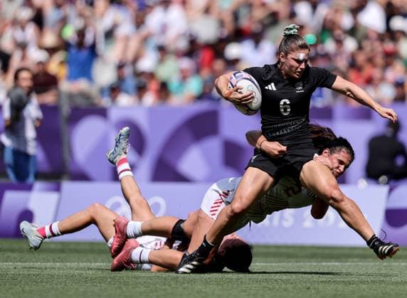 Paris 2024 Olympic Games, Olympische Spiele, Olympia, OS Stade de France, Saint-Denis, Paris, France 30 7 2024 Women™s Rugby Sevens - 5th-8th Place Play-Off France vs Ireland New Zealand™s Michaela Blyde tackled by Kayla Canett of the USA Michaela Blyde tackled by Kayla Canett 30 7 2024  Copyright: x INPHO DanxSheridanx AJ5I5609