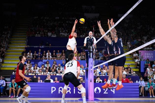 30 07 2024, Paris, Arena Paris South Volleyball, Olympic Games, Preliminary Round, Germany GER vs USA Attack Moritz Karlitzek 14 GER vs Block Micah Christenson 11 USA , Taylor Averill 19 USA , Torey Defalfo 8 USA