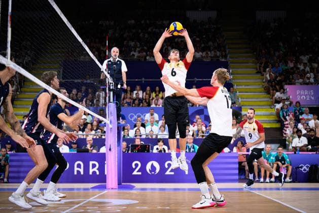 30 07 2024, Paris, Arena Paris South Volleyball, Olympic Games, Preliminary round, Germany GER vs. USA Pass Johannes Tille 6 GER , Anton Brehme 12 GER