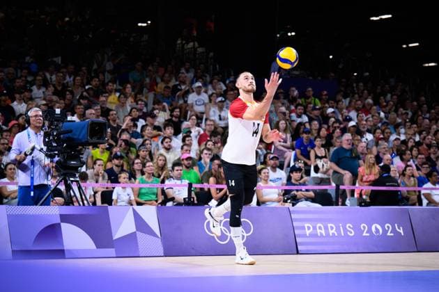 30 07 2024, Paris, Arena Paris South Volleyball, Olympic Games, Preliminary Round, Germany GER vs USA Service Serve Moritz Karlitzek 14 GER