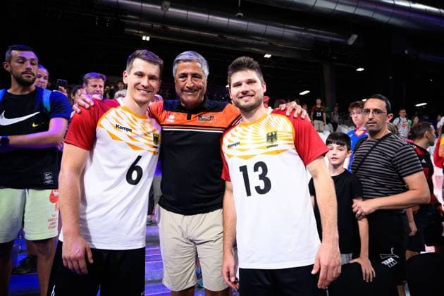 30 07 2024, Paris, Arena Paris South Volleyball, Olympic Games, Preliminary round, Germany GER vs USA Johannes Tille 6 GER , Kaweh Niroomand Manager Berlin Recycling Volleys , Ruben Schott 13 GER