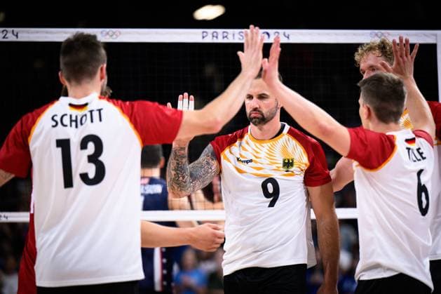 30 07 2024, Paris, Arena Paris South Volleyball, Olympic Games, Preliminary round, Germany GER vs USA Ruben Schott 13 GER , Georg Grozer 9 GER , Anton Brehme 12 GER , Johannes Tille 6 GER disappointed disappointed sad