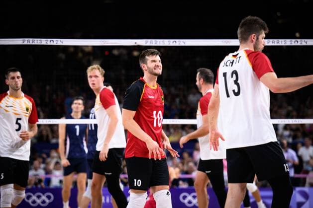 30 07 2024, Paris, Arena Paris South Volleyball, Olympic Games, preliminary round, Germany GER vs USA Team Germany around Julian Zenger 10 GER disappointed disappointed sad after defeat