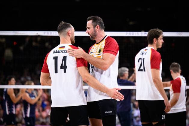 30 07 2024, Paris, Arena Paris South Volleyball, Olympic Games, preliminary round, Germany GER vs USA Georg Grozer 9 GER, on the right consoles Moritz Karlitzek 14 GER after defeat
