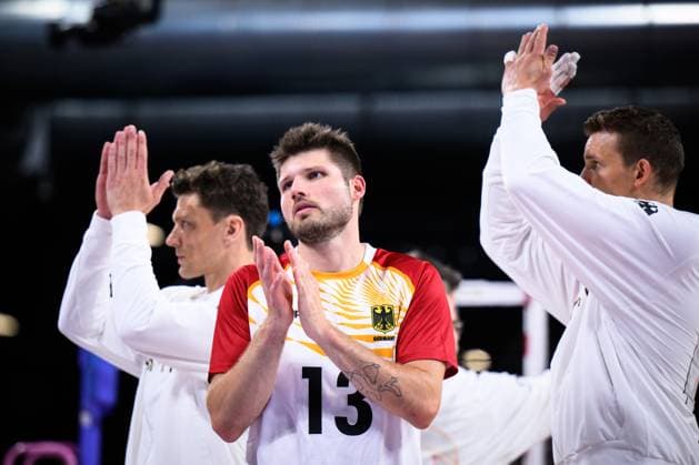 30 07 2024, Paris, Arena Paris South Volleyball, Olympic Games, preliminary round, Germany GER vs USA Team Germany around Ruben Schott 13 GER disappointed disappointed sad after defeat