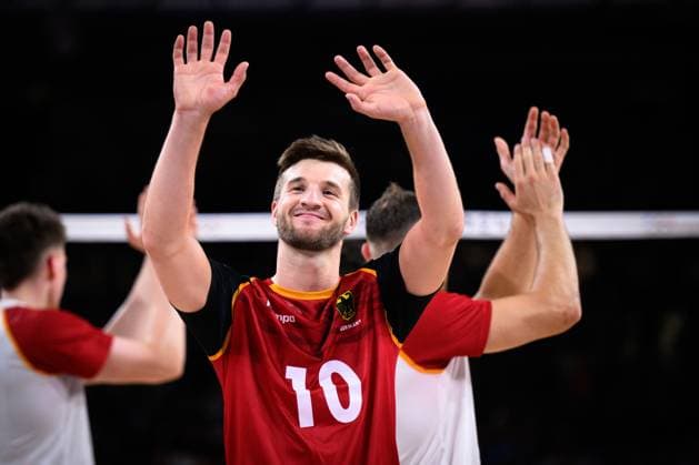 30 07 2024, Paris, Arena Paris South Volleyball, Olympic Games, Preliminary round, Germany GER vs USA Julian Zenger 10 GER after defeat