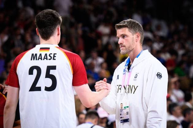 30 07 2024, Paris, Arena Paris South Volleyball, Olympic Games, preliminary round, Germany GER vs USA Christian Dünnes Duennes Sports Director DVV with Lukas Maase 25 GER