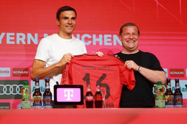 Sport Themen der Woche KW31 Sport Bilder des Tages Sportvorstand Max Eberl, 16 Joao Palhinha, Portraet, Portrait, mit Trikot Fussball 1. BL Vorstellung von 16 Joao Palhinha FC Bayern Muenchen 30.07.2024 Allianz Arena FOTO: Mladen Lackovic LakoPress *** Sports Director Max Eberl, 16 Joao Palhinha, Portraet, Portrait, with shirt Football 1 BL Presentation of 16 Joao Palhinha FC Bayern Muenchen 30 07 2024 Allianz Arena PHOTO Mladen Lackovic LakoPress