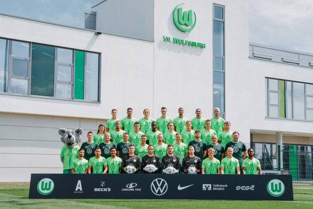 VfL Wolfsburg, photo session Wolfsburg, 25 07 2024, MediaDay, photo session, line-up team photo VfL Wolfsburg 2024 25 1 row from top left Bence Dardai, David Odogu, Sebastiaan Bornauw, Cedric Zesiger, Moritz Jenz, Maxence Lacroix, Jonas Wind¨2 Row from top left Bennit Bröger, Aster Vranckx, Joakim Maehle, Kofi Amoako, Patrick Wimmer, Kevin Behrens, Mattias Svanberg, Manuel Braun¨3 Row from top left Martin Raschick Co Trainer Analysis , Rainer Widmayer Co Coach , Pascal Formann Goalkeeping Coach , Kilian Fischer, Maximilian Arnold, Yannick Gerhardt, Patrick Hasenhüttl Co Coach , Craig Fleming Co Coach , Ralph Hasenhüttl Head Coach 4 Row from top left Mohamed Amoura, Rogerio, Tiago Tomas, Pavao Pervan, Kamil Grabara, Marius Müller, Niklas Klinger, Nicolas Cozza, Jakub Kaminski, Ridle Baku Absent Lovro Majer, Lukas Nmecha, Kevin Paredes, Bartosz Bialek