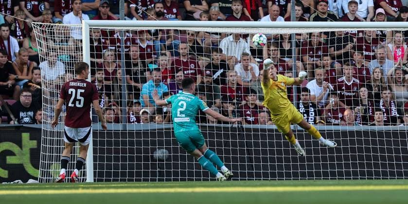 UEFA Champions League Second Qualifying Round Second Leg, epet ARENA, Prague, Czech Republic 30 7 2024 Sparta Prague vs Shamrock Rovers Rovers Leon Pohls punches the ball Leon Pohls punches the ball 30 7 2024  Copyright: x INPHO AleksandarxDjorovicx AS4A9522