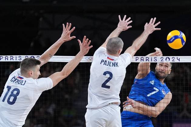 (240730) -- PARIS, July 30, 2024 -- Petar Krsmanovic (R) of Serbia spikes the ball during the men s preliminary round pool A match of volleyball between Slovenia and Serbia at the Paris 2024 Olympic Games, Olympische Spiele, Olympia, OS in Paris, France, July 30, 2024. ) (PARIS2024)FRANCE-PARIS-OLY-VOLLEYBALL JuxHuanzong 