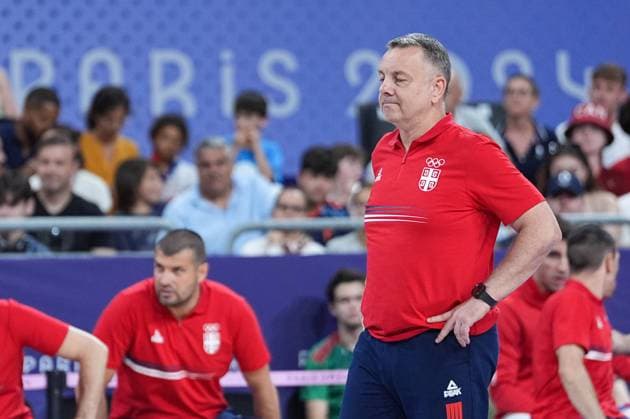 (240730) -- PARIS, July 30, 2024 -- Igor Kolakovic, head coach of team Serbia reacts during the men s preliminary round pool A match of volleyball between Slovenia and Serbia at the Paris 2024 Olympic Games, Olympische Spiele, Olympia, OS in Paris, France, July 30, 2024. ) (PARIS2024)FRANCE-PARIS-OLY-VOLLEYBALL JuxHuanzong 
