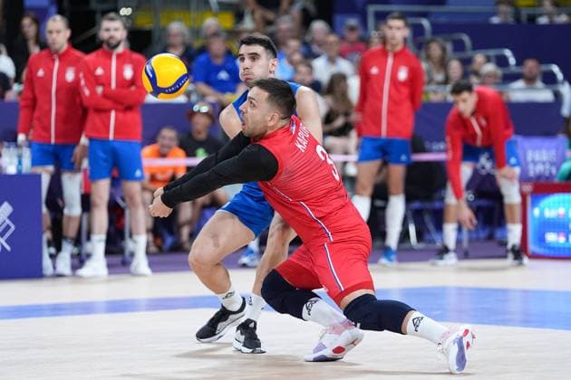 (240730) -- PARIS, July 30, 2024 -- Milorad Kapur (front) of Serbia competes during the men s preliminary round pool A match of volleyball between Slovenia and Serbia at the Paris 2024 Olympic Games, Olympische Spiele, Olympia, OS in Paris, France, July 30, 2024. ) (PARIS2024)FRANCE-PARIS-OLY-VOLLEYBALL JuxHuanzong 