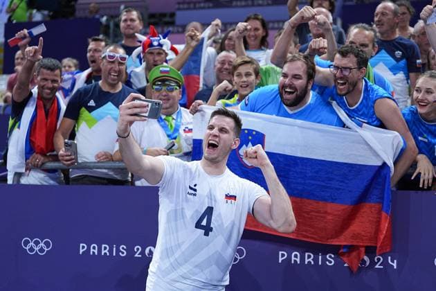 (240730) -- PARIS, July 30, 2024 -- Jan Kozamernik of Slovenia takes selfies with fans after the men s preliminary round pool A match of volleyball between Slovenia and Serbia at the Paris 2024 Olympic Games, Olympische Spiele, Olympia, OS in Paris, France, July 30, 2024. ) (PARIS2024)FRANCE-PARIS-OLY-VOLLEYBALL JuxHuanzong 