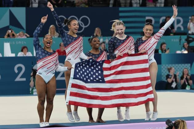 Sport Themen der Woche KW31 Sport Bilder des Tages Simone Biles (USA) führt Team USA zu Gold, Team-Wettbewerb Turnen Frauen, Mannschaftsfinale Geräteturnen Frauen, von links: Jordan Chiles, Hezly Rivera, Simone Biles, Jade Carey, Sunisa Lee, Paris 2024, Olympic Games, Olympische Spiele, Olympia, OS Paris 2024, Olympic Games 2024, 30.07.2024, - *** Simone Biles USA leads Team USA to gold, womens gymnastics team competition, womens apparatus gymnastics team final, from left Jordan Chiles, Hezly Rivera, Simone Biles, Jade Carey, Sunisa Lee, Paris 2024, Olympic Games Paris 2024, Olympic Games 2024, 30 07 2024,
