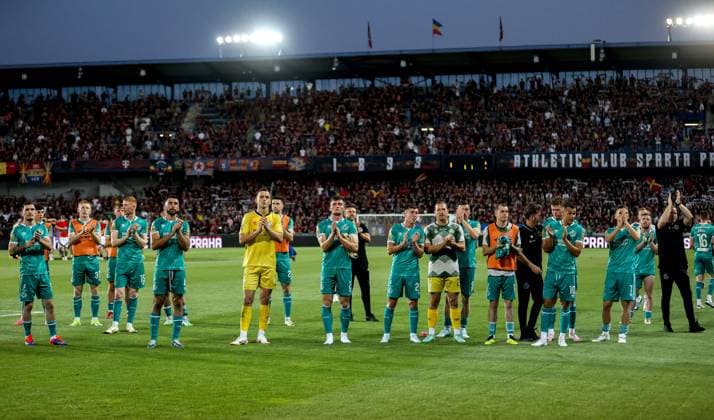 UEFA Champions League Second Qualifying Round Second Leg, epet ARENA, Prague, Czech Republic 30 7 2024 Sparta Prague vs Shamrock Rovers Rovers™ players applaud the fans after the game Rovers™ players applaud the fans after the game 30 7 2024  Copyright: x INPHO AleksandarxDjorovicx AS4A0091