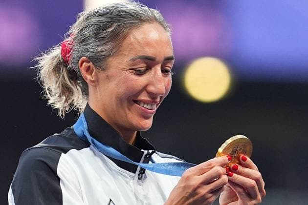 (240730) -- PARIS, July 30, 2024 -- Sarah Hirini of team New Zealand stares at her gold medal during the victory ceremony for the women s rugby sevens at the Paris 2024 Olympic Games, Olympische Spiele, Olympia, OS in Paris, France, July 30, 2024. ) (PARIS2024) FRANCE-PARIS-OLY-RUGBY SEVENS XuxChang 