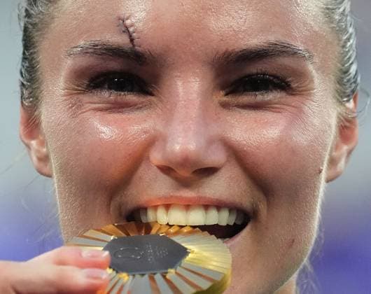 (240730) -- PARIS, July 30, 2024 -- Michaela Blyde of team New Zealand celebrates during the victory ceremony for the women s rugby sevens at the Paris 2024 Olympic Games, Olympische Spiele, Olympia, OS in Paris, France, July 30, 2024. ) (PARIS2024) FRANCE-PARIS-OLY-RUGBY SEVENS LuixSiuxWai 
