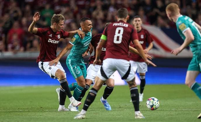 UEFA Champions League Second Qualifying Round Second Leg, epet ARENA, Prague, Czech Republic 30 7 2024 Sparta Prague vs Shamrock Rovers Rovers™ Graham Burke under pressure Graham Burke under pressure 30 7 2024  Copyright: x INPHO AleksandarxDjorovicx AS4A9991