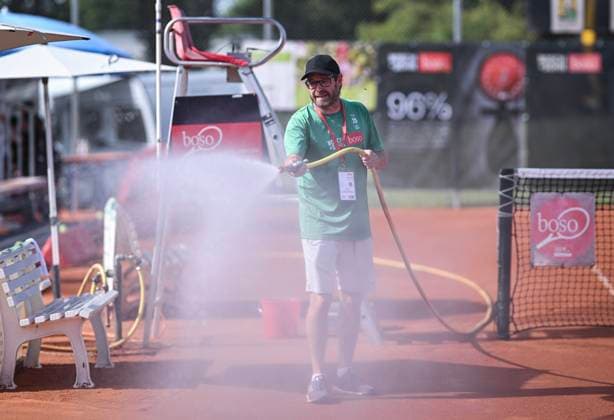 Tennis ITF Tour Ladies Open Hechingen 2024 30 07 2024 1 Round Bernd Hoch washes the center court